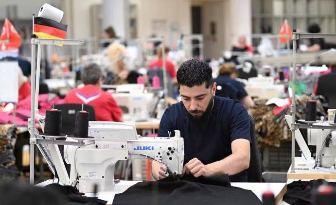 لاجئ يعمل في أحد المصانع الألمانية