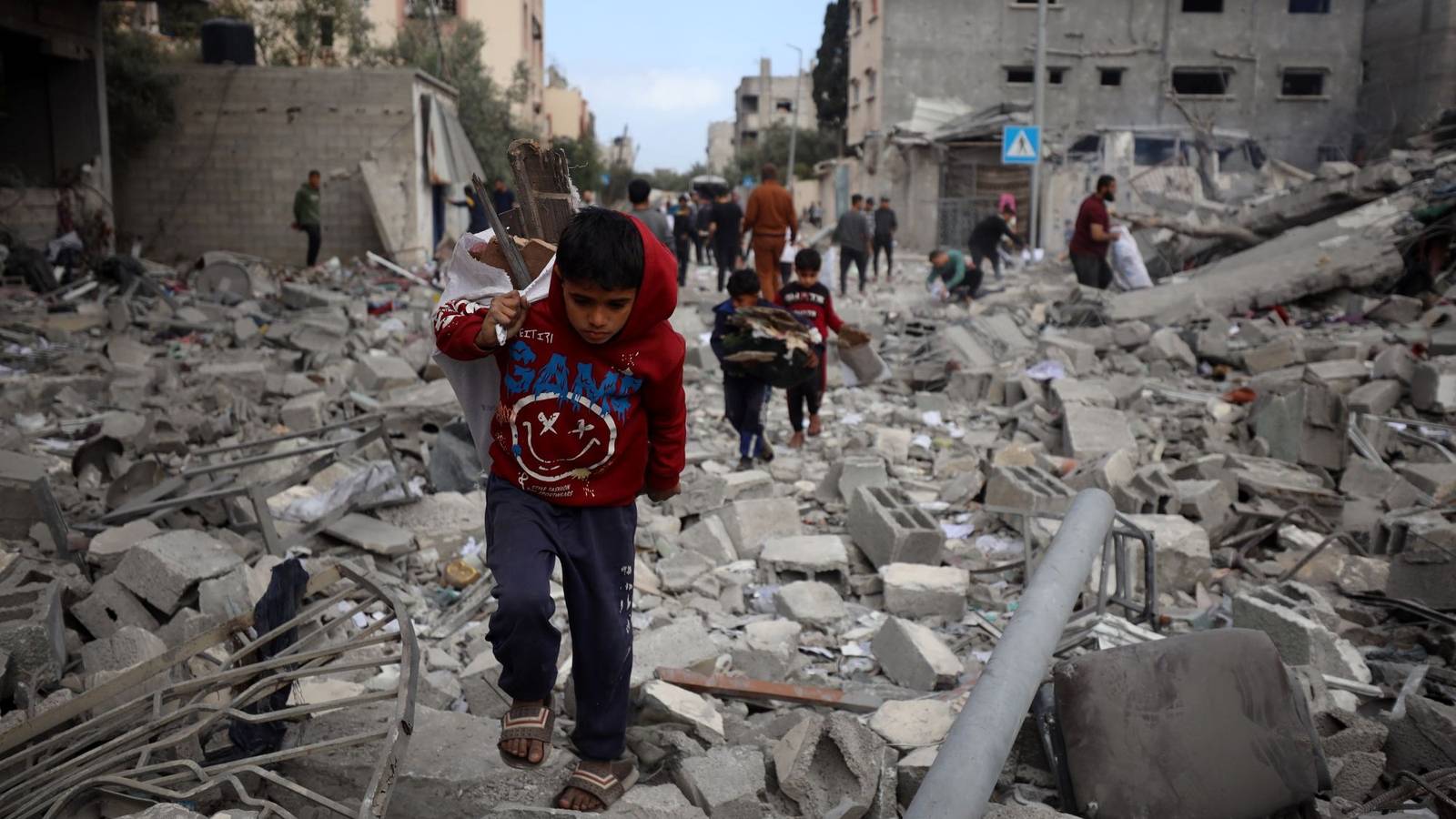 أطفال بين الأنقاض في غزة