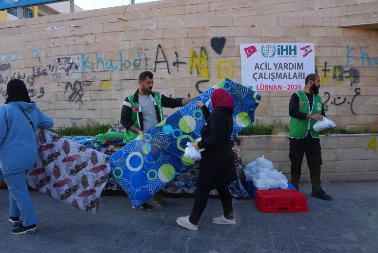 توزيع الفرش والأغطية على النازحين في لبنان
