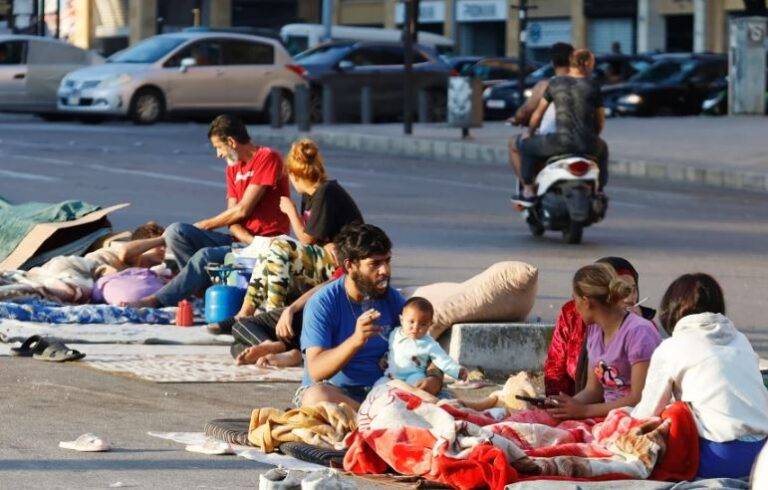 نازحون لبنانيون على الرصيف