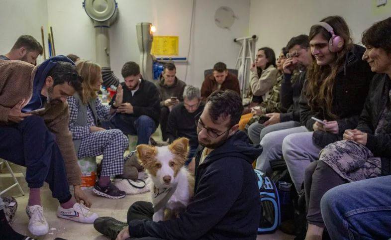 إسرائيليون داخل أحد الملاجئ