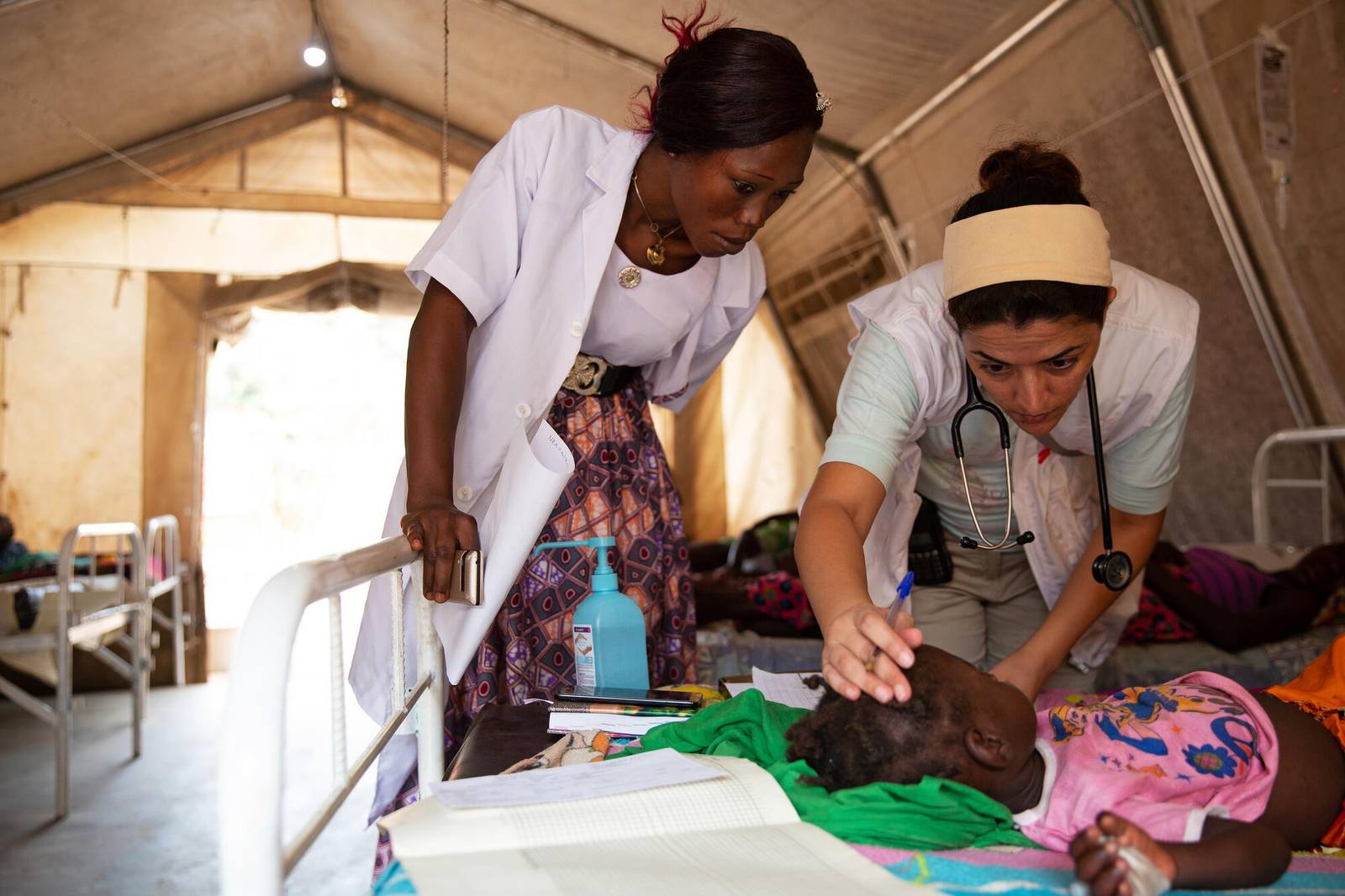 متابعة طبية لإحدى الفتيات