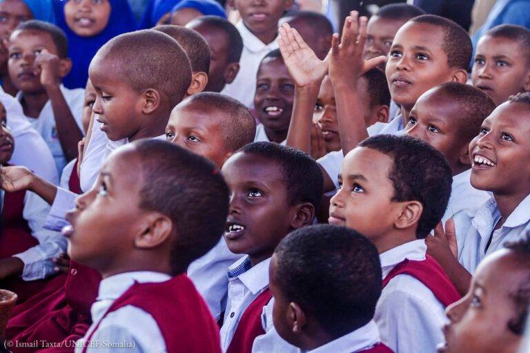 أطفال الصومال يعانون من الحرب والفقر الشديد
