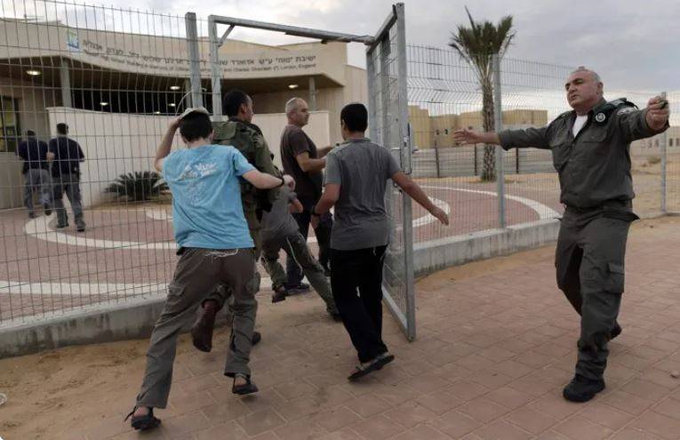 عدد من المستوطنين الإسرائيلييين يهربون إلى الملاجئ