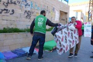 توزيع فرش وأغطية على النازحين في بيروت