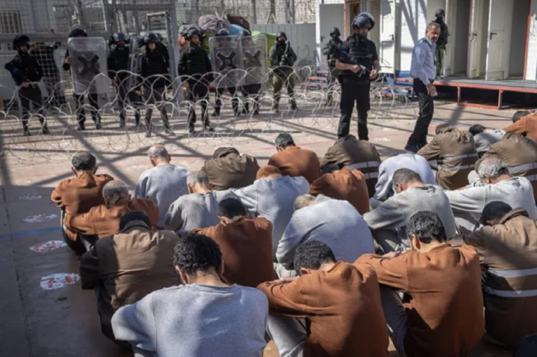 أسرى فلسطينيون في أحد سجون إسرائيل