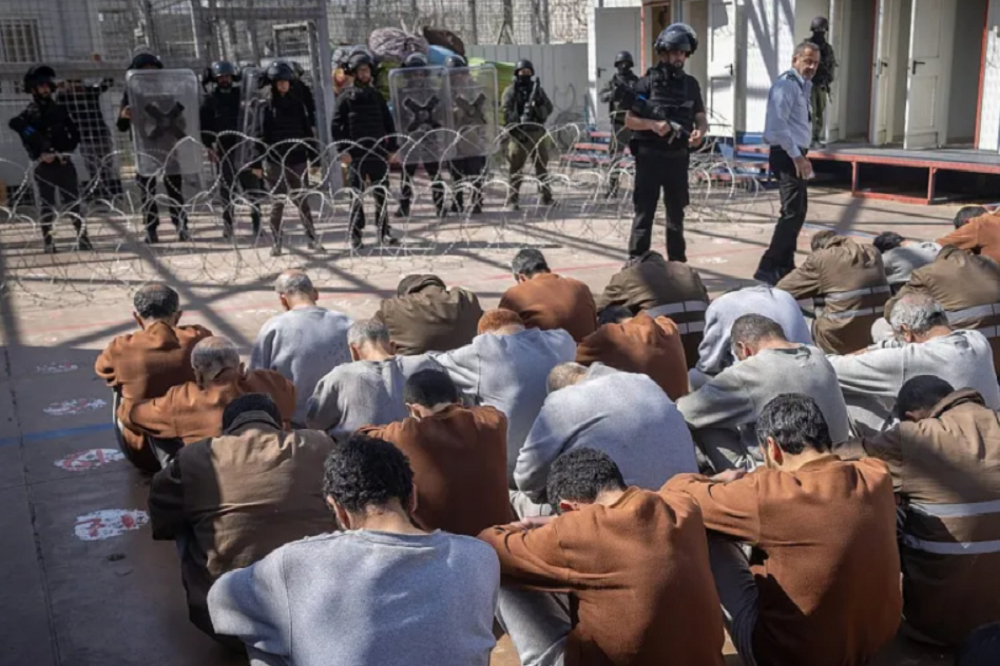 أسرى فلسطينيون في أحد سجون إسرائيل