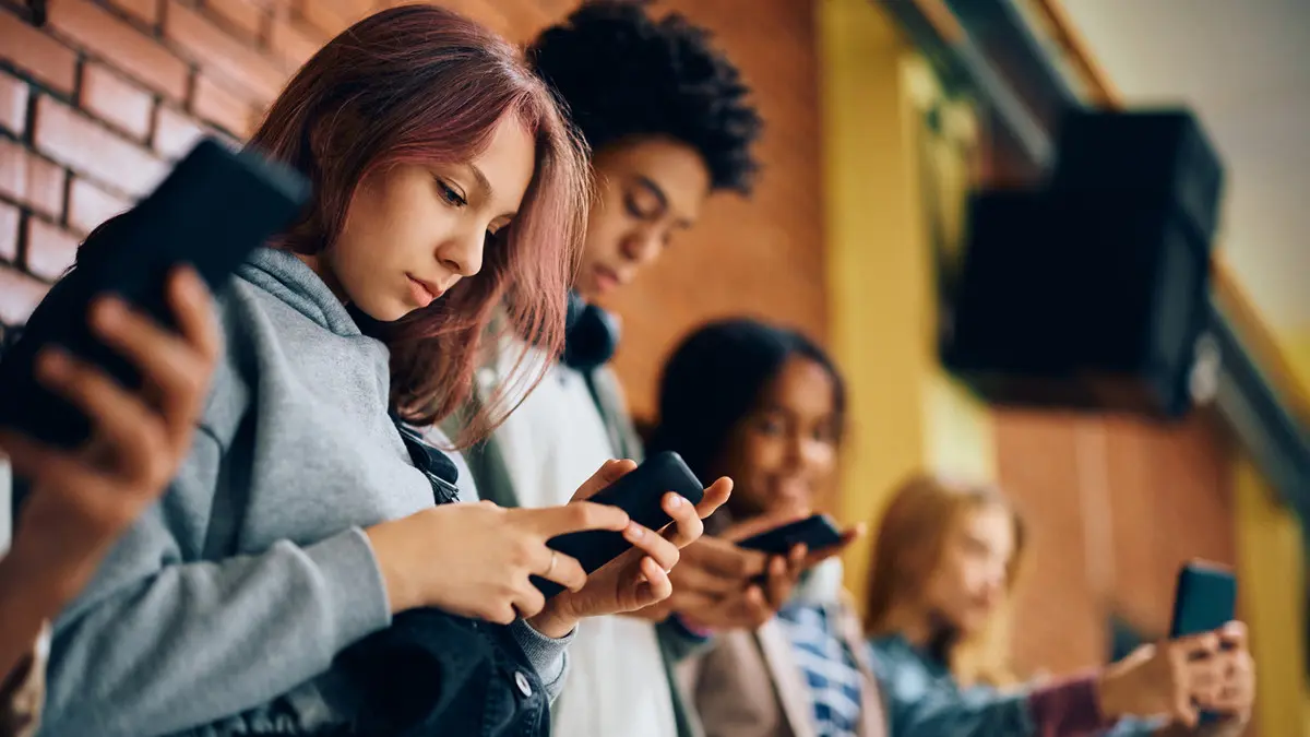 عوارض إدمان مواقع التواصل تظهر على الشباب والشابات بأوروبا