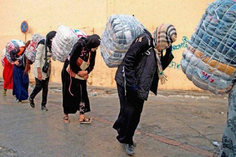 نساء يحملن البضائع في المغرب