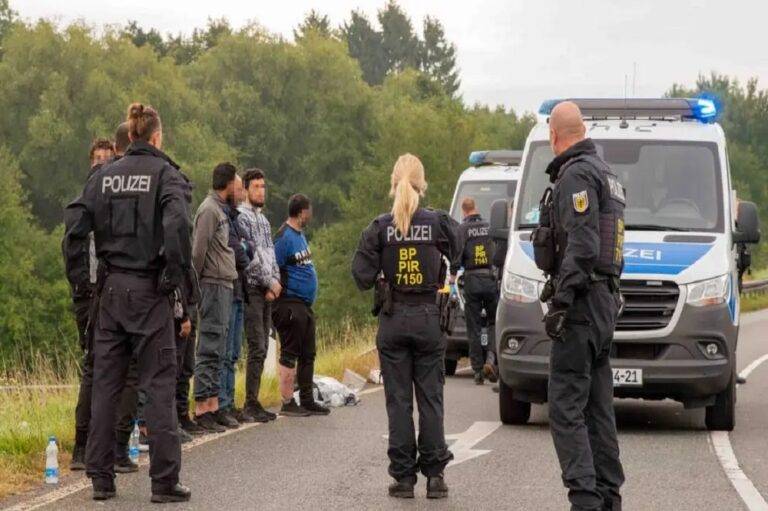 قوات شرطة لمكافحة الهجرة في أوروبا