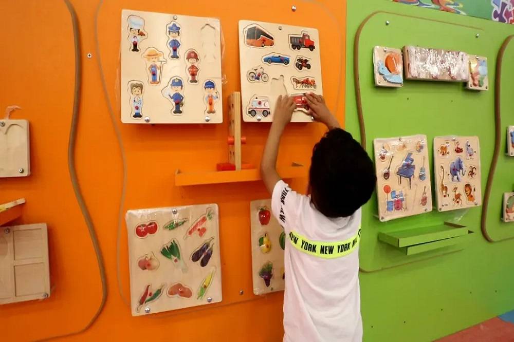 تأهيل طفل يعاني من التوحد