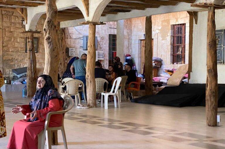 في جنوب لبنان.. نازحون مسلمون يحتمون بالأديرة