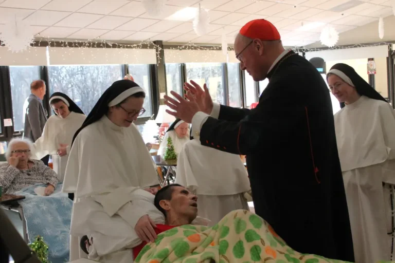 رفعت راهبات الدومينيكان في هاوثورن بنيويورك، واللاتي يديرن دار روزاري هيل، دعوى قضائية تتهم فيها الولاية بانتهاك حقوقهن الدستورية