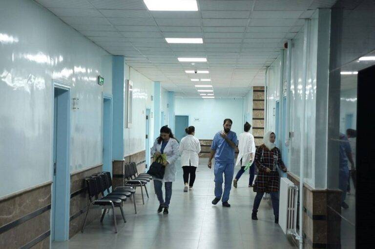 أثار الحديث عن تخصيص المشافي في سوريا عاصفة من القلق والرفض الشعبي