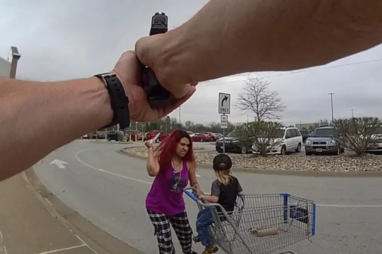 نعومي غوزمان، 31 عامًا، تختطف سايلر هيلمان من متجر وول مارت في أوماها، نبراسكا، في 14 مارس 2026