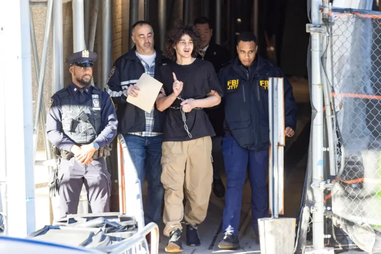 تمت مرافقة المشتبه به في قضية العبوات الناسفة، أمير بالات، من قبل الشرطة في مارس 2026. وقد قام المشتبه به برحلة طويلة إلى تركيا في وقت سابق من هذا العام.