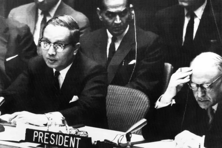 الأمين العام للأمم المتحدة يو ثانت يلقي كلمة خلال جلسة لمجلس الأمن في 25 أكتوبر/تشرين الأول 1962