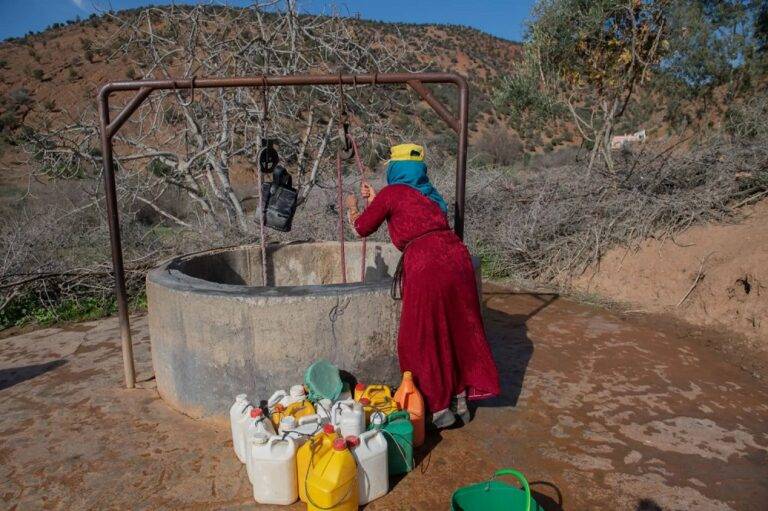 سكان المناطق الصحراوية يحصلون على مياه الشرب بصعوبة