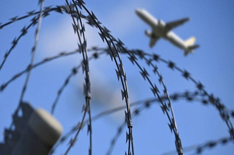 استئناف عمليات ترحيل المهاجرين بين فرنسا والجزائر