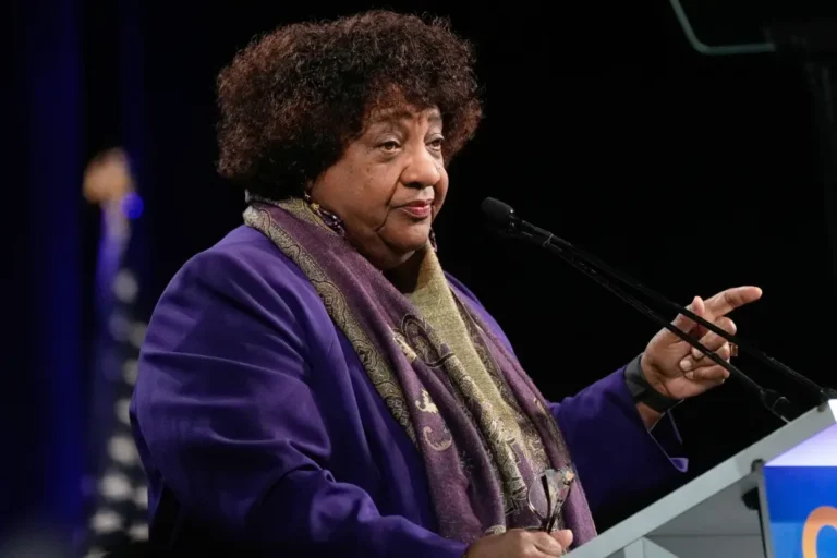 هذا الأسبوع، ضربت موجة سياسية عاتية السياسيين في كاليفورنيا عندما أعلنت وزيرة الخارجية شيرلي ويبر أن منظمة "إصلاح كاليفورنيا" قد جمعت بنجاح أكثر من مليون توقيع صحيح لفرض مبادرة بطاقة هوية الناخب على الاقتراع في نوفمبر للتصويت العام.