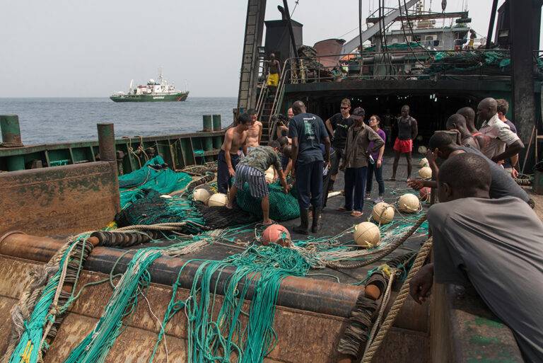 المهاجرون على متن سفن الصيد يواجهون العمل القسري والإهمال الطبي