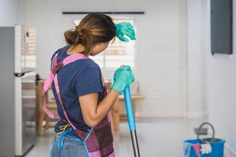 عاملة في إحدى المنازل