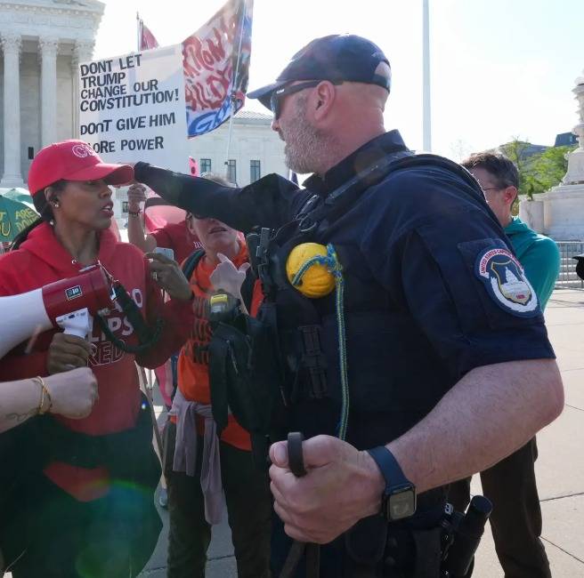 تدخل الشرطة لتهدئة التوترات خارج مبنى المحكمة العليا