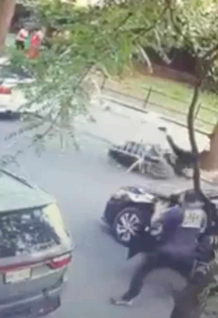 يُظهر فيديو المراقبة الذي حصلت عليه صحيفة "ذا بوست" دوران وهو يضرب المشتبه به إريك دوبري بمبرد أثناء محاولته الفرار من عملية مداهمة للمخدرات في كينغزبريدج هايتس، برونكس.