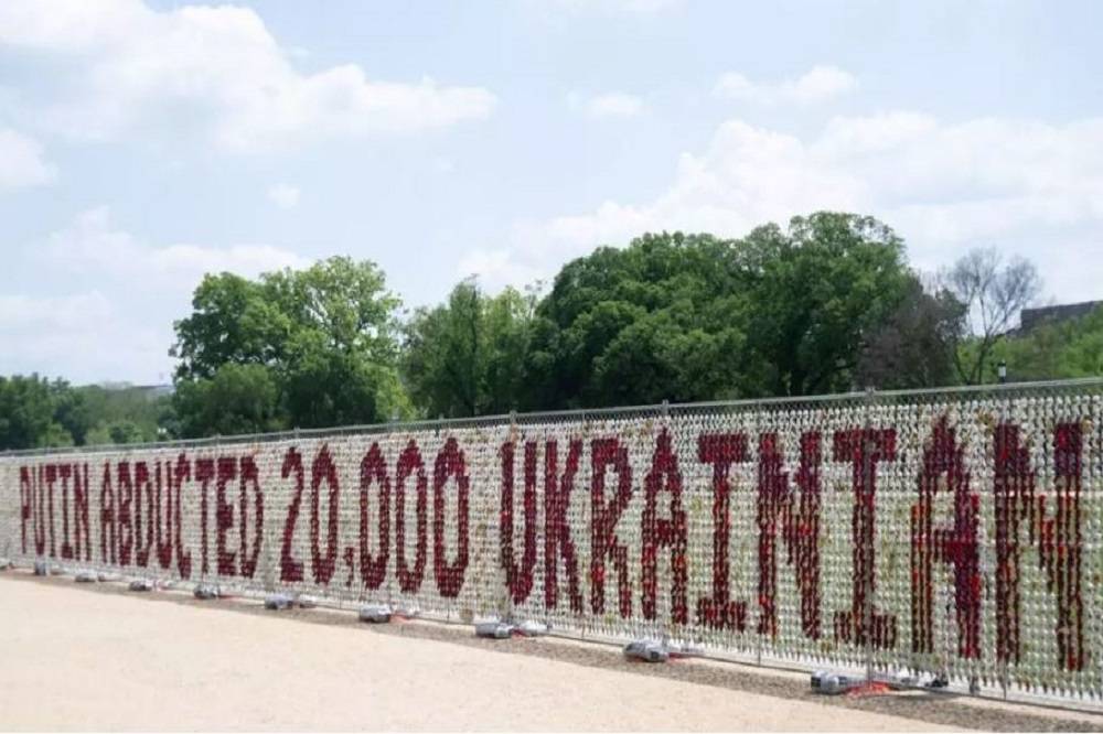 دمى على شكل دببة معلقة على جدار في واشنطن