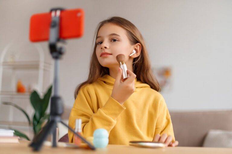 مستحضرات التجميل تغزو عالم الصغار