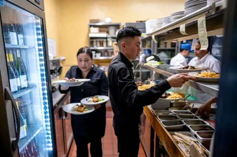 معظم المطاعم ترغب في زيادة رواتب موظفيها لكنها تواجه عقبات