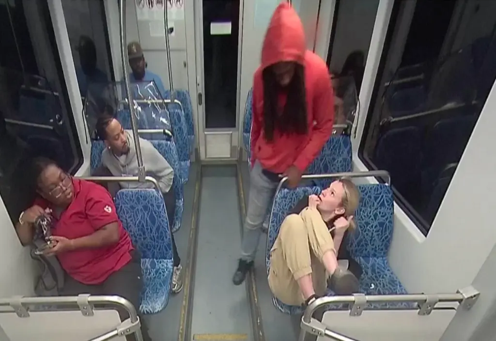 يُظهر فيديو المراقبة الذي نشرته هيئة النقل في منطقة شارلوت (CATS) رد فعل إيرينا زاروتسكا على تعرضها للطعن قبل ثوانٍ من قبل ديكارلوس براون جونيور (الذي يرتدي سترة حمراء) في قطار خفيف في شارلوت، 22 أغسطس 2025.