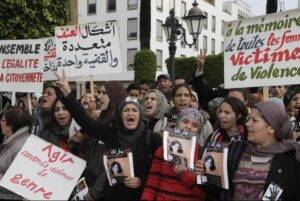 نساء من مختلف مناطق المغرب يرفعن لافتات احتجاجا على العنف ضدّ المرأة