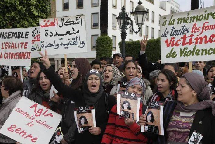 نساء من مختلف مناطق المغرب يرفعن لافتات احتجاجا على العنف ضدّ المرأة