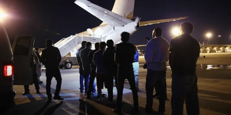 إحدى رحلات عودة المهاجرين من قبرص