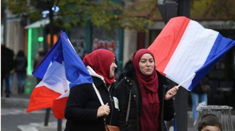 عدد المسلمين في فرنسا يتراوح بين 5 و6 ملايين شخص أي ما يقارب 8 إلى 10 في المئة من السكان