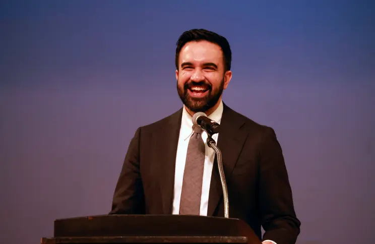 زهران ممداني يلقي كلمة في كلية كوينز بفلاشينغ في نيويورك في 10 أبريل