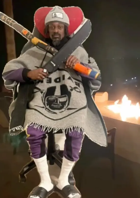 يظهر أنتوني غريفين، المعروف أيضاً باسم مغني الراب فوكس 5، وهو يحمل ساطوراً في غمد في صورة غير مؤرخة على إنستغرام.