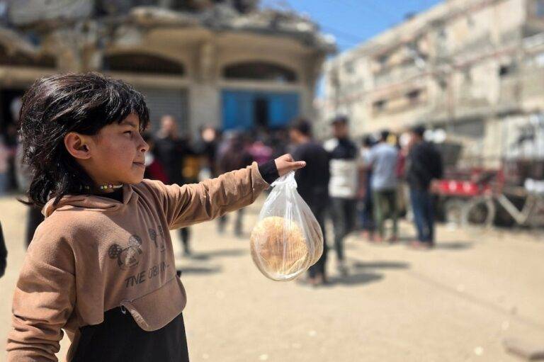 يعيش كلٌّ من قطاع غزة ولبنان أزمات واقعًا إنسانيًا واقتصاديًا شديد التعقيد