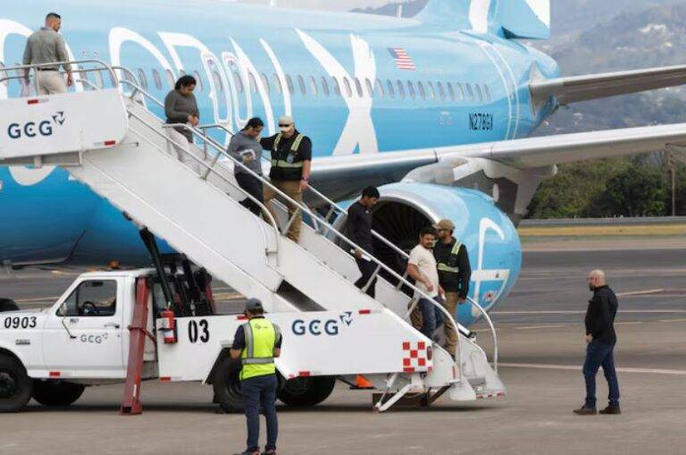 رحلة جوية تقل 25 مهاجرا تم ترحيلهم إلى كوستاريكا