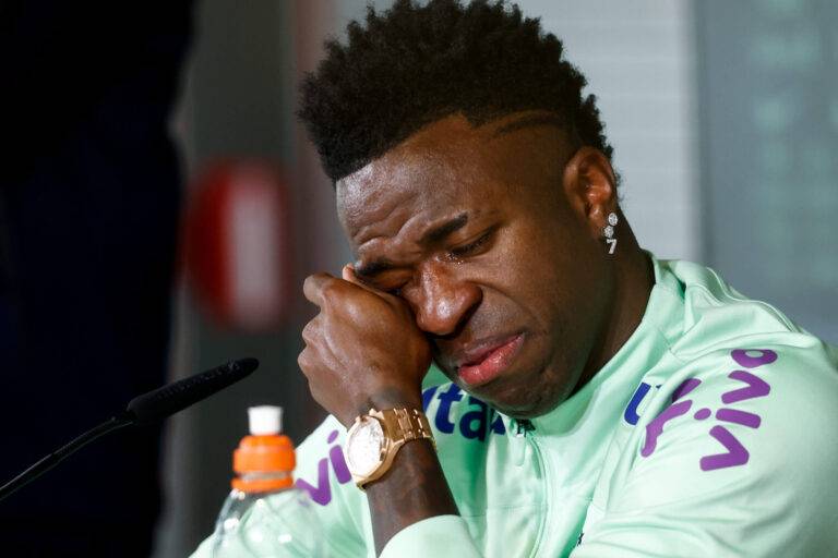 فينيسيوس جونيور يبكي متأثرا من الإساءة العنصرية التي يتعرض لها