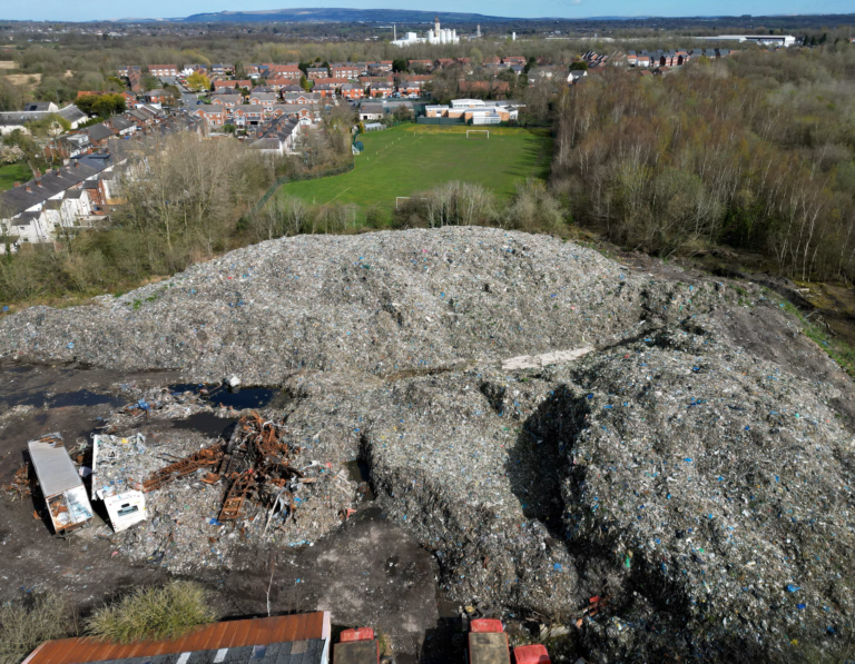 مكب نفايات قرب بلدة ويغان