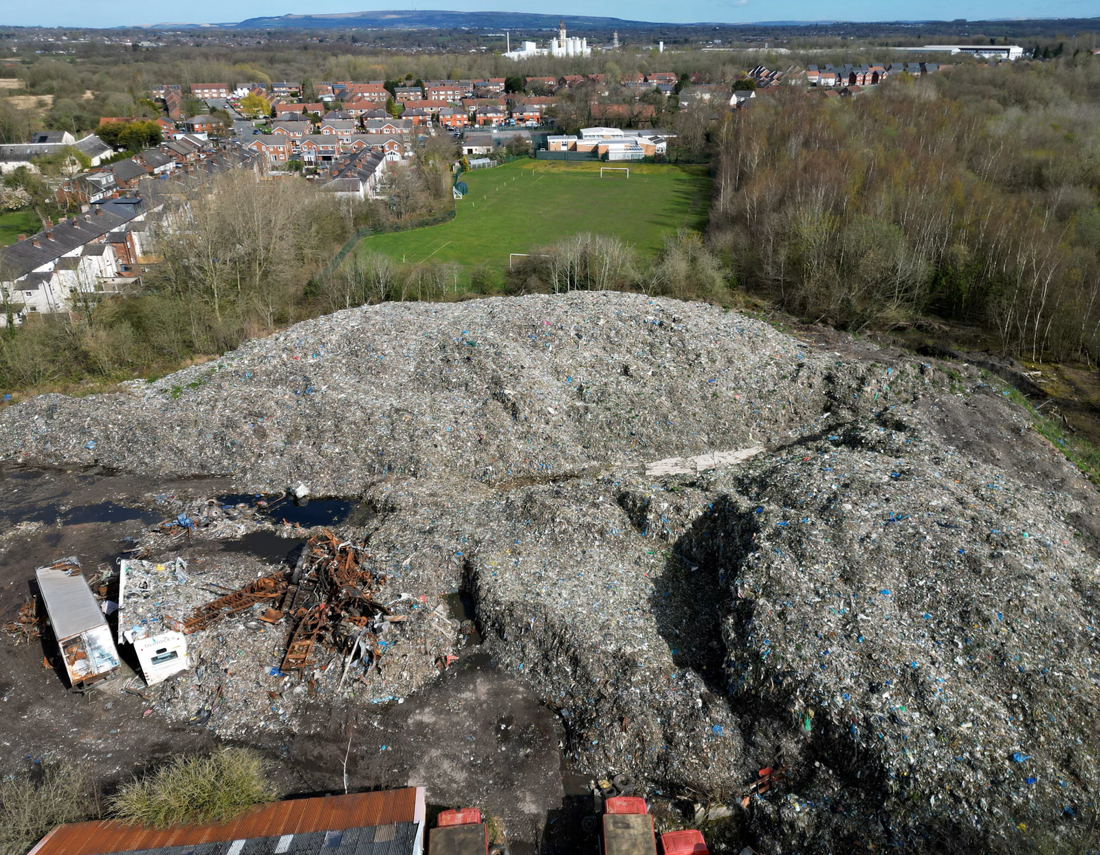 مكب نفايات قرب بلدة ويغان