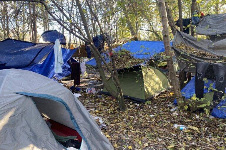 مصادرة الهواتف من قاصرين داخل مراكز إيواء في فرنسا يثير الجدل