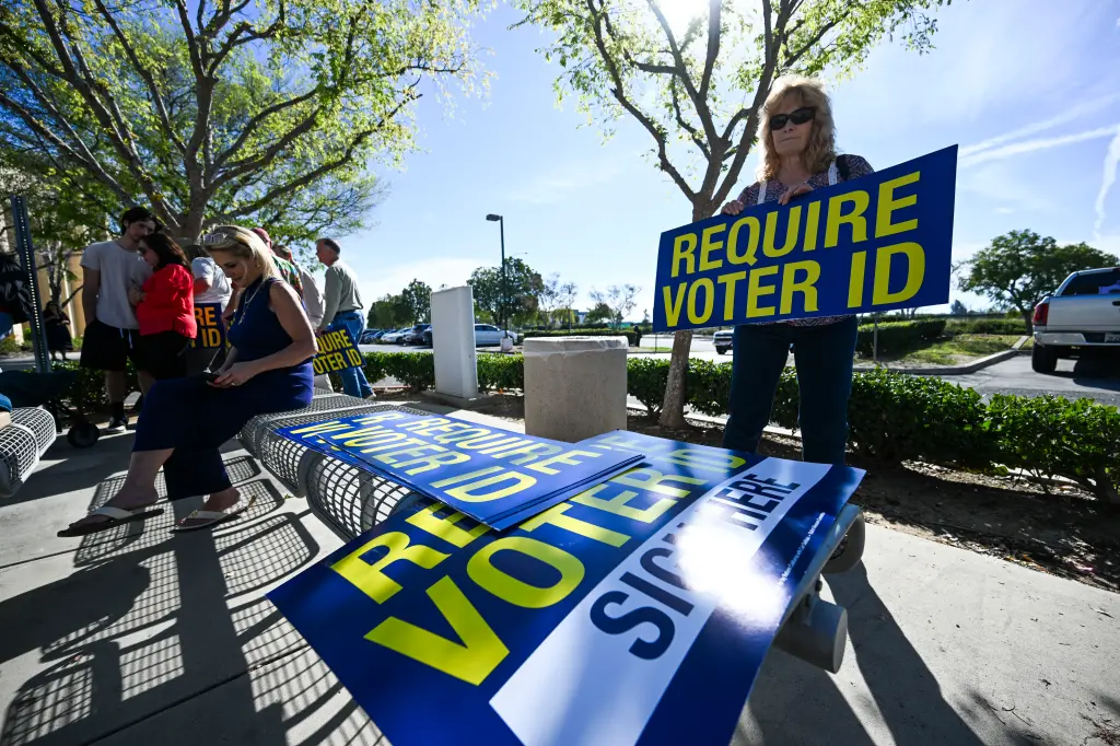 لم تشهد الولايات التي سنّت قوانين تلزم الناخبين بتقديم بطاقة هوية أي انخفاض في نسبة تصويت النساء أو الأقليات. بل على العكس، شهدت هذه الولايات زيادة في مشاركة الأقليات في الانتخابات، لا انخفاضاً. 