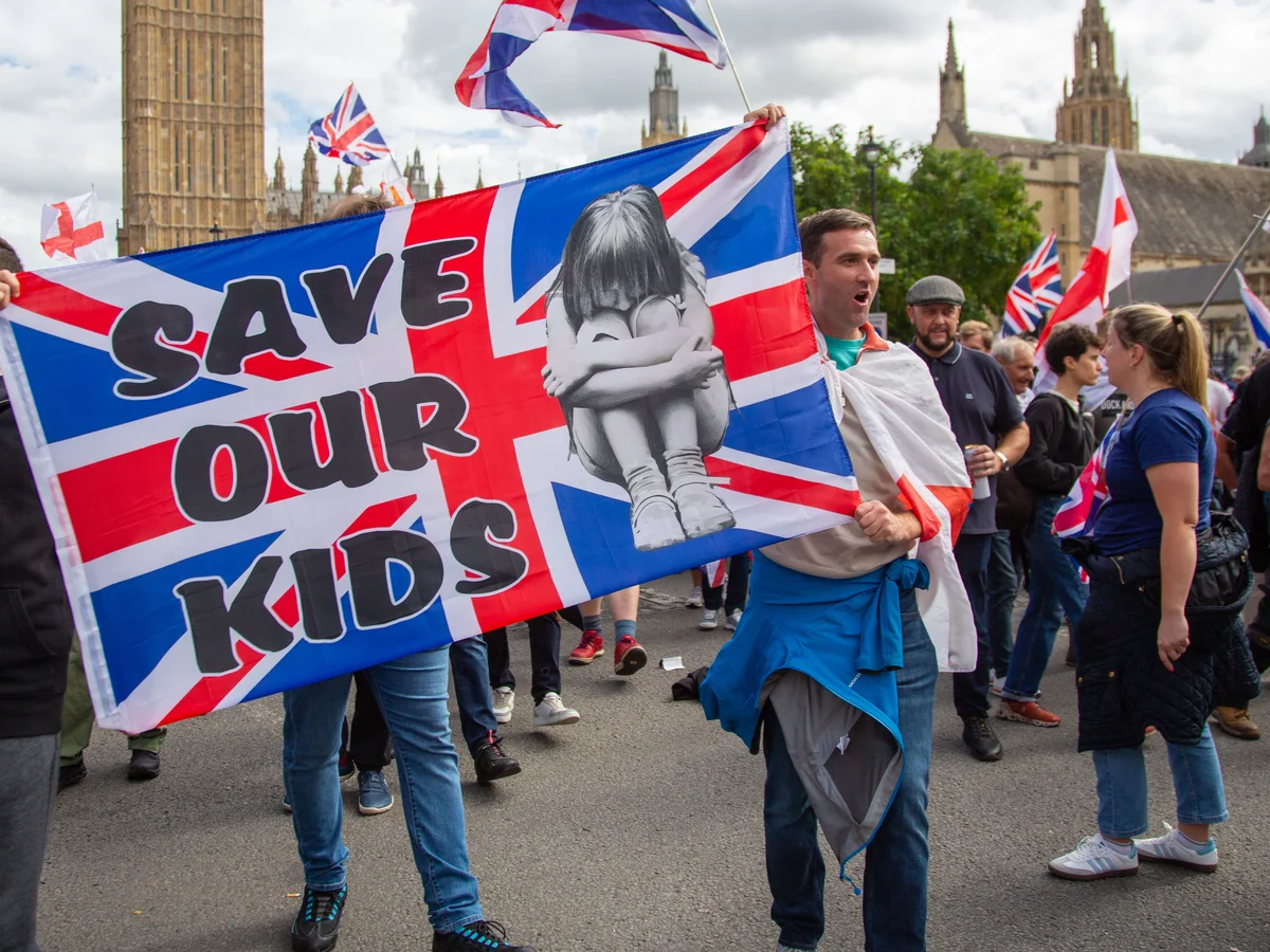 متظاهرون يطالبون بحماية الأطفال