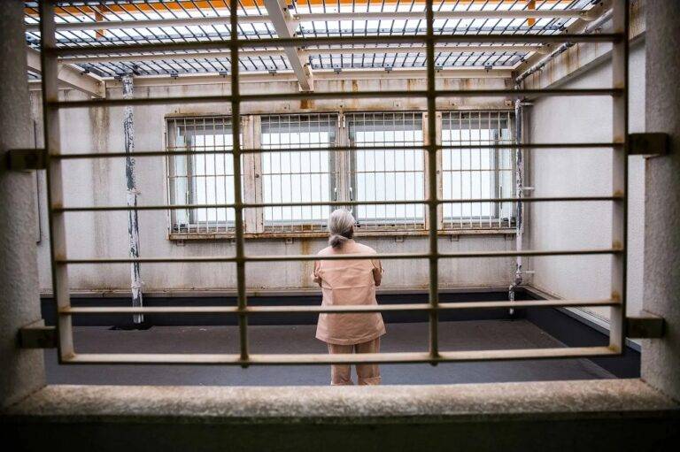 يواجه عدد من المسنين أوضاعًا معيشية ونفسية قاسية