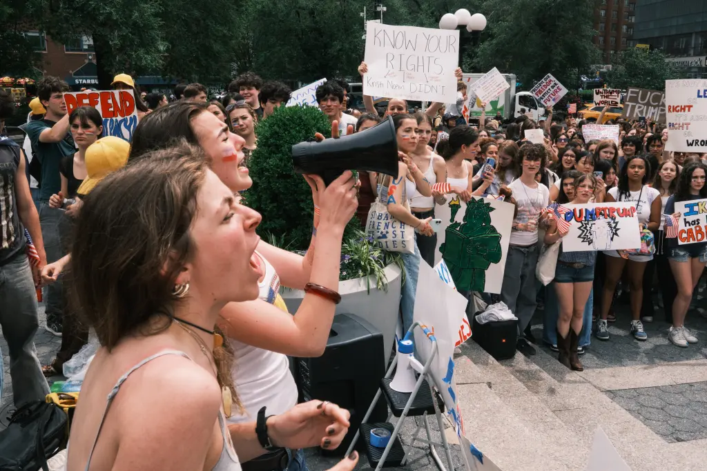 تقوم المدارس بتلقين الطلاب وجهات نظر حزب واحد؛ الأمر لا يتعلق بنقاش صحي