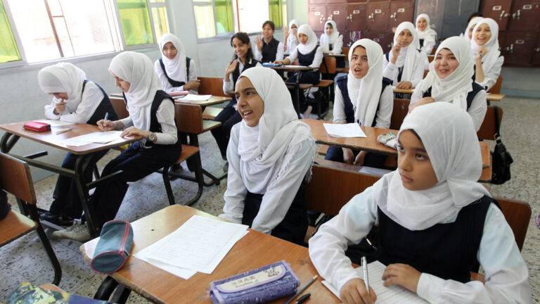 فتيات في مدرسة ثانوية ليبية