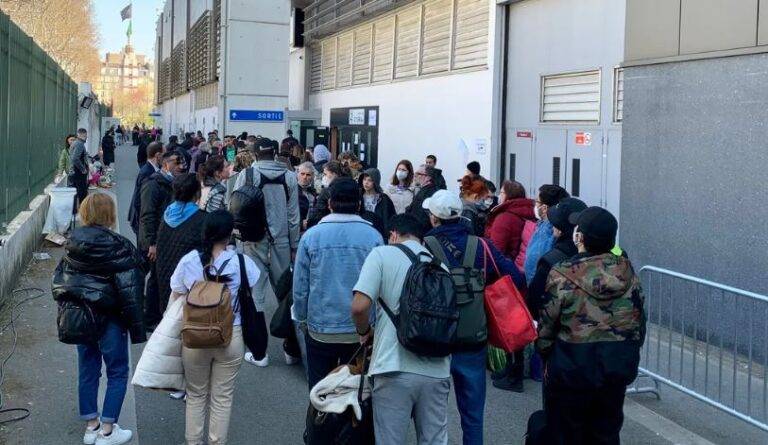 لاجئون أمام أحد مكاتب الرعاية والتوظيف في فرنسا